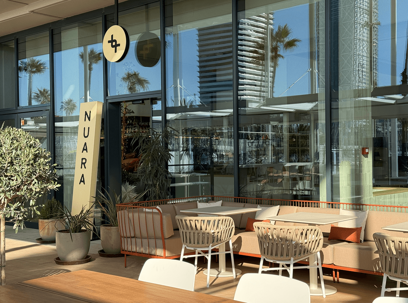 Terrassa espaiosa per a grups amb vistes al Port Olímpic de Barcelona | Restaurant Nuara