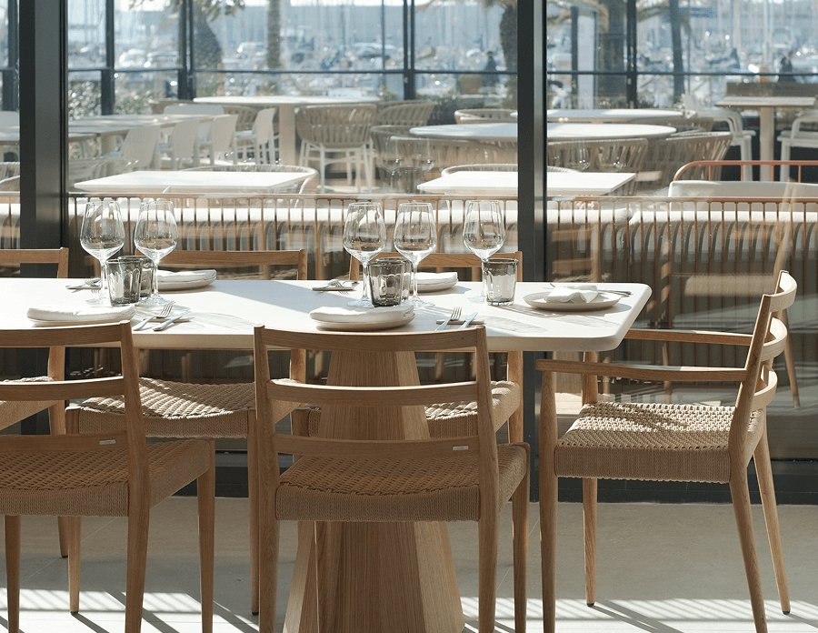 Menjador elegant amb vistes al mar, perfecte per a celebracions en grup al Port Olímpic | Restaurant Nuara