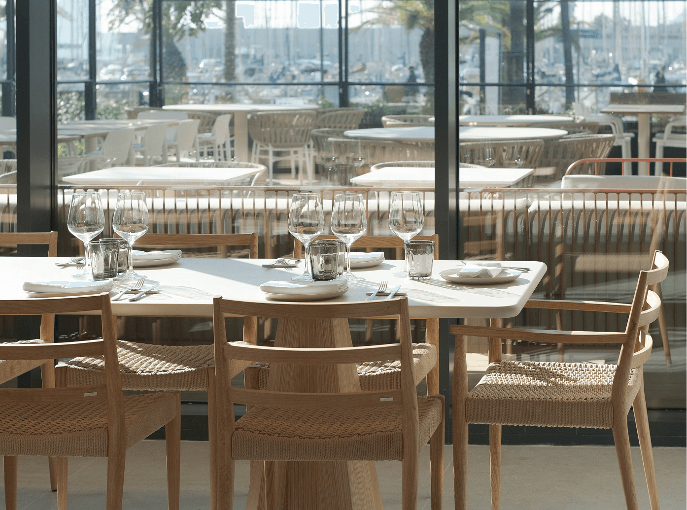 Taules grans i comodes per a grups amb vistes al Port Olímpic | Restaurant Nuara